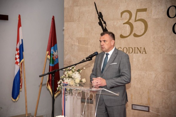 150-ESMITDANOBRANEPAGA-8347